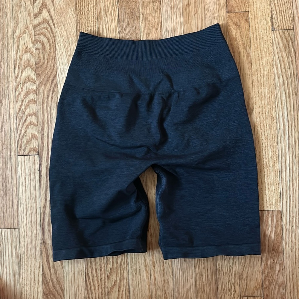 Alphalete amplify biker short 7” black marl